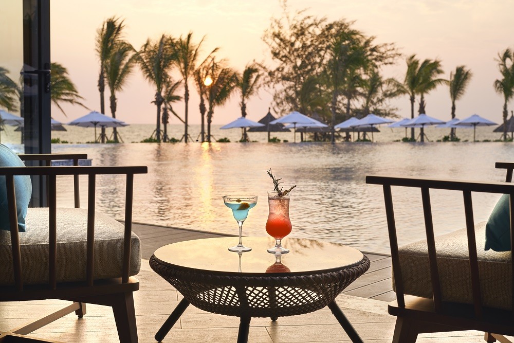 Chủ nhân của những ly cocktail tuyệt đẹp có thể đang lặn ngụp nơi bãi biển phẳng lỳ ngoài kia, cũng có thể đang thả mình theo những động tác yoga an nhiên dưới hàng dừa xanh hoặc đong đưa trên những chiếc ghế “lồng chim” thơ mộng trên bể bơi vô cực xanh ngắt nhìn ra bãi biển. Chủ nhân của những ly cocktail tuyệt đẹp có thể đang lặn ngụp nơi bãi biển phẳng lỳ ngoài kia, cũng có thể đang thả mình theo những động tác yoga an nhiên dưới hàng dừa xanh hoặc đong đưa trên những chiếc ghế “lồng chim” thơ mộng trên bể bơi vô cực xanh ngắt nhìn ra bãi biển.