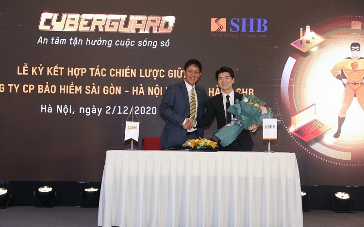 Ông Lê Hoài Nam – Phó Tổng Giám đốc Bảo hiểm BSH (bên trái) ký kết hợp tác chiến lược cùng ông Đỗ Quang Vinh – Phó Giám đốc Khối ngân hàng bán lẻ - Ngân hàng SHB Ông Lê Hoài Nam – Phó Tổng Giám đốc Bảo hiểm BSH (bên trái) ký kết hợp tác chiến lược cùng ông Đỗ Quang Vinh – Phó Giám đốc Khối ngân hàng bán lẻ - Ngân hàng SHB