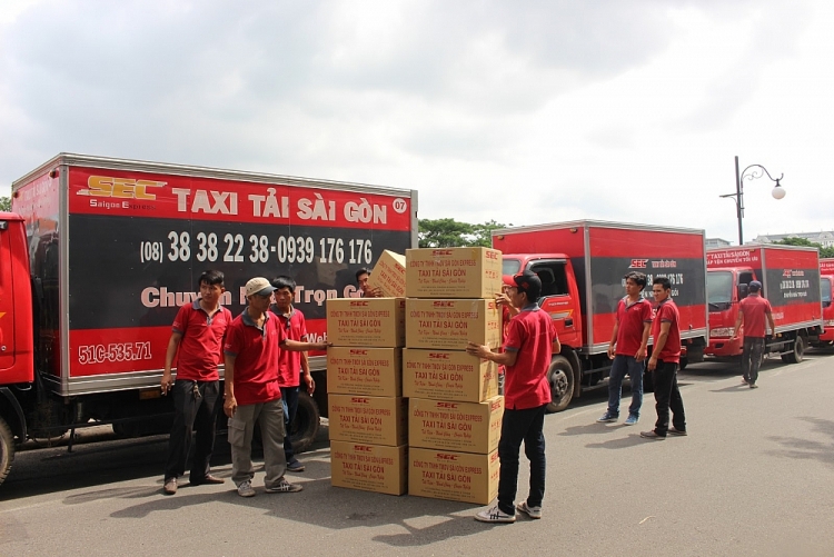 Nhân viên vận chuyển Saigon Express thực hiện việc kiểm đếm hàng hóa Nhân viên vận chuyển Saigon Express thực hiện việc kiểm đếm hàng hóa