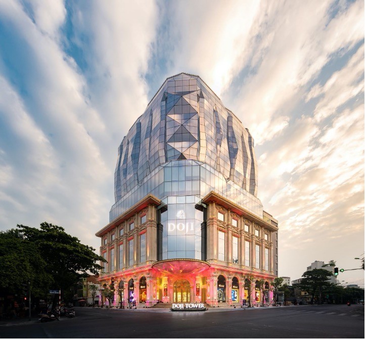 Tòa nhà DOJI Tower – Trụ sở chính của Tập đoàn có kiến trúc độc đáo mô phỏng viên kim cương hoàn mỹ. Tòa nhà DOJI Tower – Trụ sở chính của Tập đoàn có kiến trúc độc đáo mô phỏng viên kim cương hoàn mỹ.