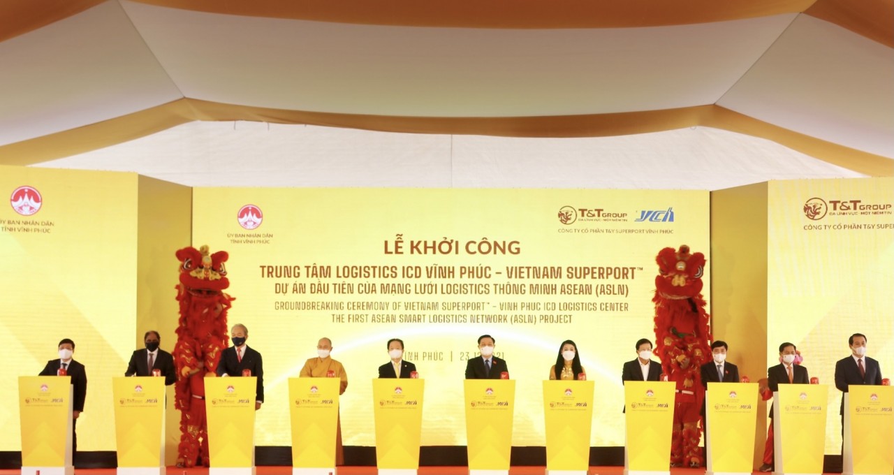 Chủ tịch Quốc hội Vương Đình Huệ cùng các vị đại biểu bấm nút khởi công Trung tâm Logistics ICD Vĩnh Phúc. Chủ tịch Quốc hội Vương Đình Huệ cùng các vị đại biểu bấm nút khởi công Trung tâm Logistics ICD Vĩnh Phúc.