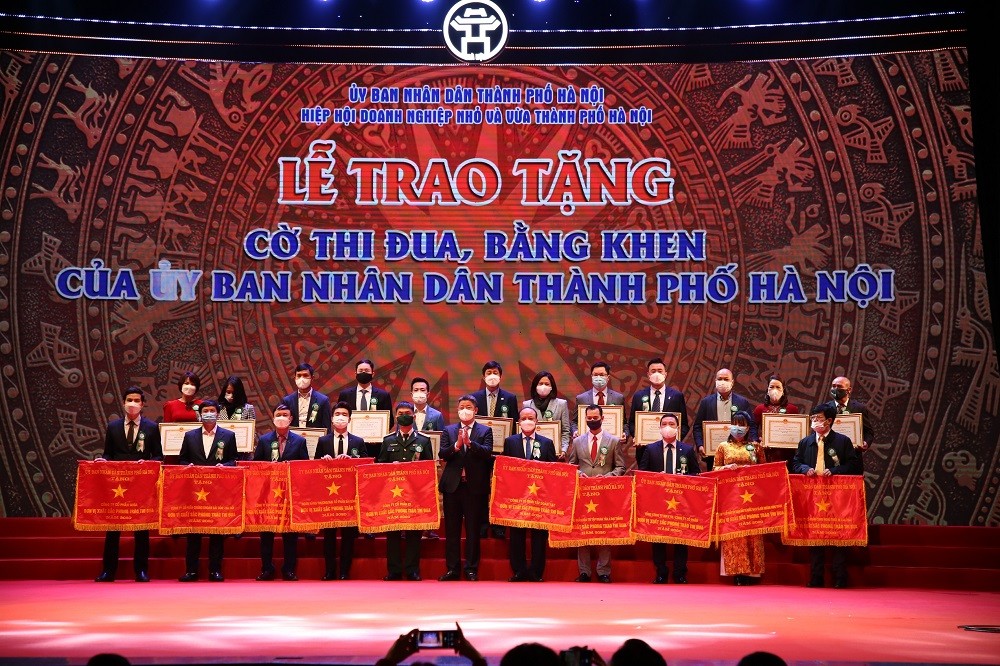 UBND Thành phố Hà Nội trao tặng cờ thi đua, bằng khen cho những doanh nghiệp có thành tích xuất sắc trong năm 2021. UBND Thành phố Hà Nội trao tặng cờ thi đua, bằng khen cho những doanh nghiệp có thành tích xuất sắc trong năm 2021.
