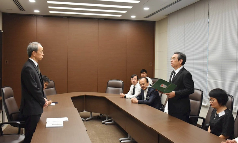 胡志明市越日友好协会探望地震后的日本民众 胡志明市越日友好协会探望地震后的日本民众