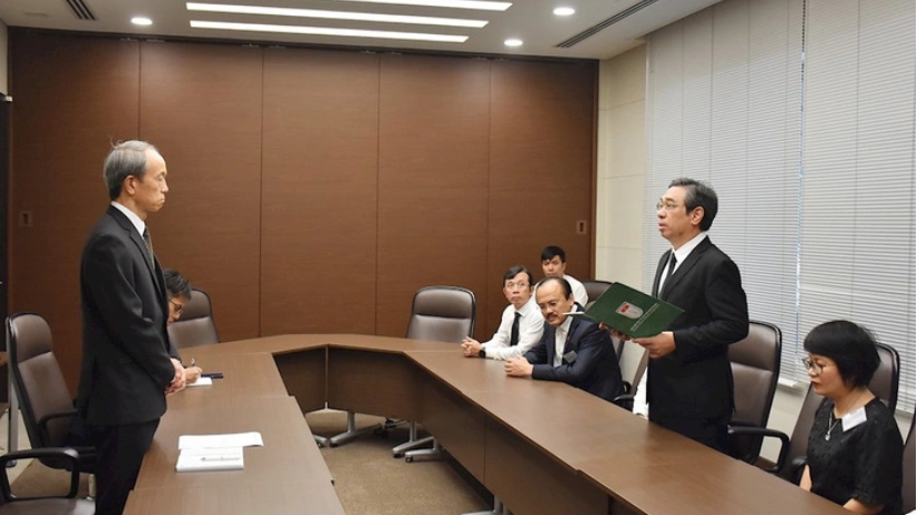 胡志明市越日友好协会探望地震后的日本民众