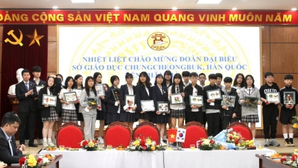 韩国学生与河内首都学生一起体验生活和学习