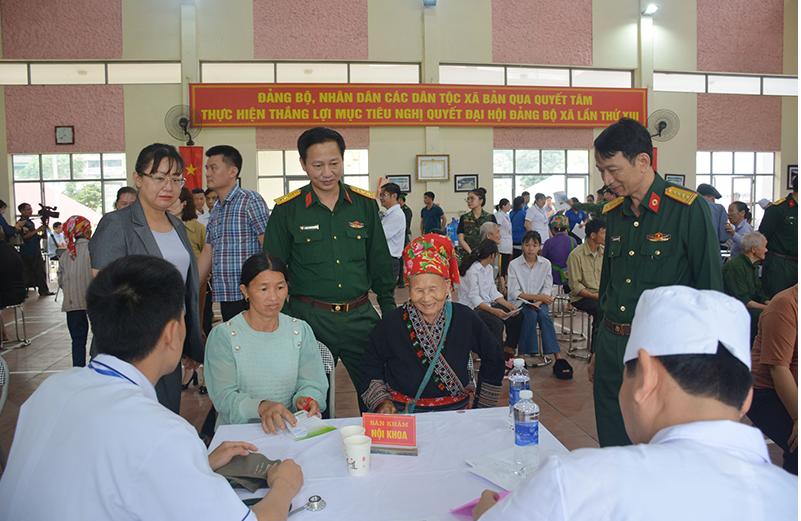 越中边境地区边民接受免费体检和获得药品