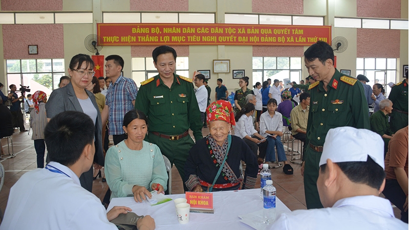 越中边境地区边民接受免费体检和获得药品