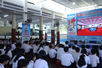 庆和学生欣赏家乡海岛的生动3D图像