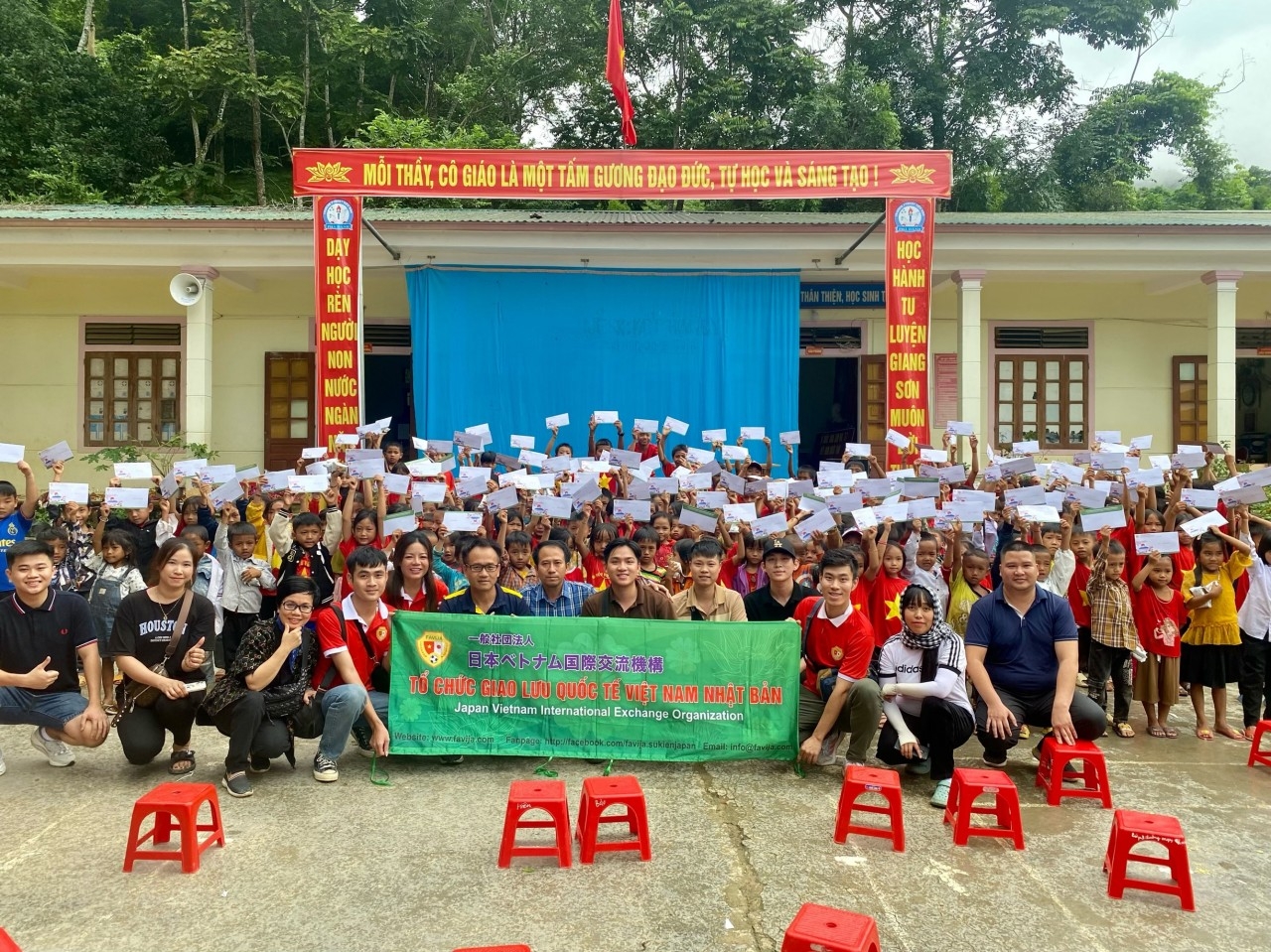 义安省:少数民族收到FAVIJA的许多实用礼物 义安省:少数民族收到FAVIJA的许多实用礼物
