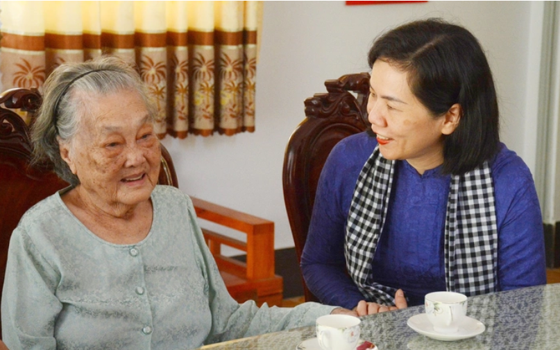越南妇女联合会领导看望并向越南英雄母亲赠送礼物及向前江儿童颁发奖学金 越南妇女联合会领导看望并向越南英雄母亲赠送礼物及向前江儿童颁发奖学金