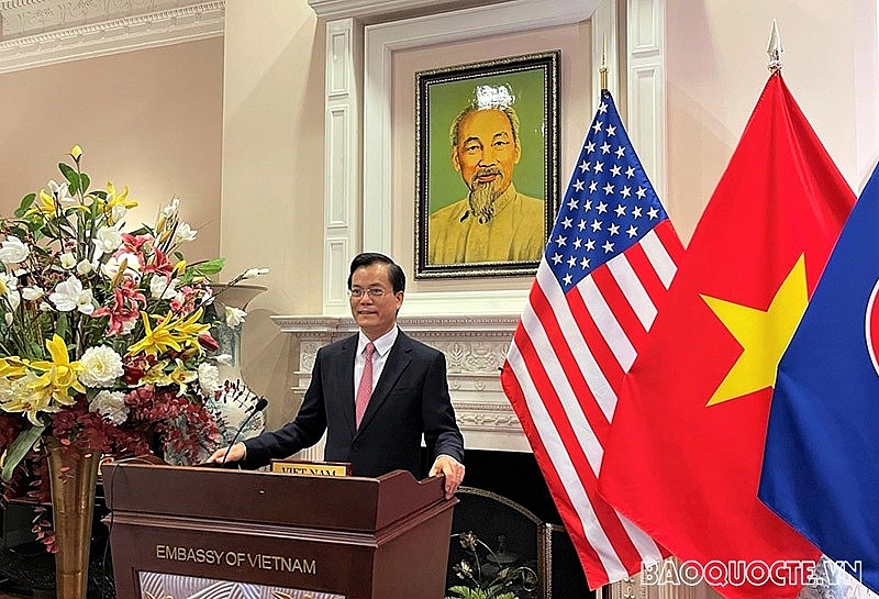 越南驻美国大使何金玉在仪式发表讲话(图:《国际报》) 越南驻美国大使何金玉在仪式发表讲话(图:《国际报》)