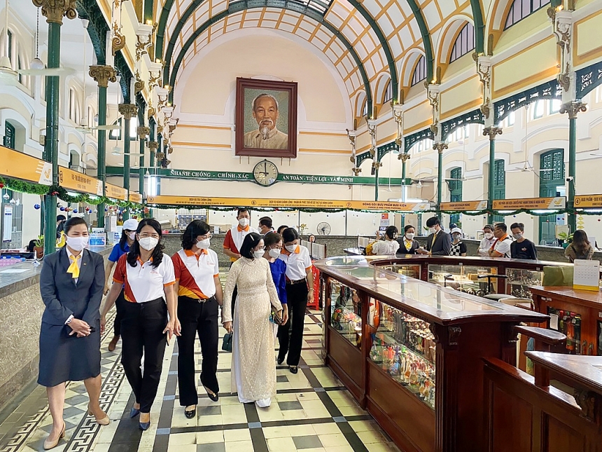 开幕式结束后,各位代表参观胡志明市邮局(图:信息报) 开幕式结束后,各位代表参观胡志明市邮局(图:信息报)