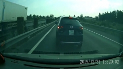video nguoi phu nu phi thang tui xach ra duong khien 5 o to phia sau ngam trai dang