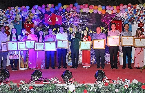 luu hoc sinh viet nam tai campuchia han hoan don tet nguyen dan