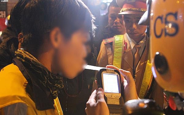 Bất ngờ, nhiều đàn ông rủ nhau uống nước lọc, coca trong các bữa tiệc bat ngo nhieu dan ong ru nhau uong nuoc loc coca trong cac bua tiec