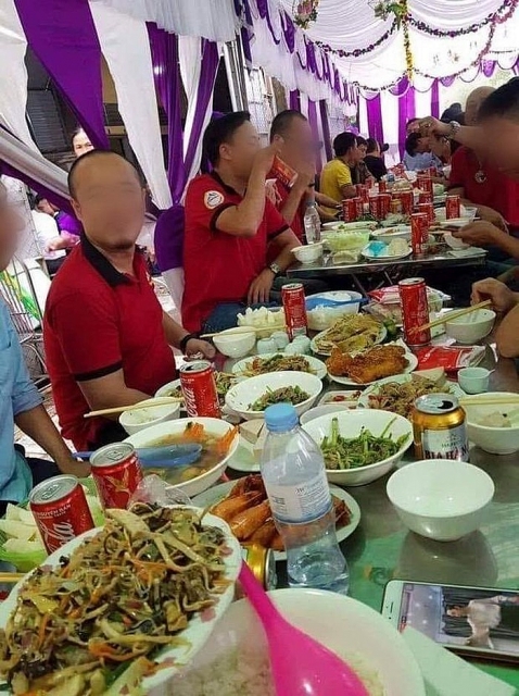 Bất ngờ, nhiều đàn ông rủ nhau uống nước lọc, coca trong các bữa tiệc bat ngo nhieu dan ong ru nhau uong nuoc loc coca trong cac bua tiec
