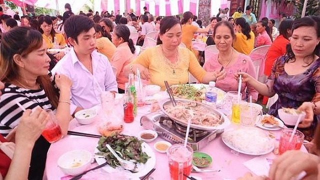 Bất ngờ, nhiều đàn ông rủ nhau uống nước lọc, coca trong các bữa tiệc bat ngo nhieu dan ong ru nhau uong nuoc loc coca trong cac bua tiec