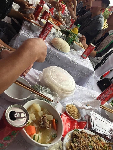 Bất ngờ, nhiều đàn ông rủ nhau uống nước lọc, coca trong các bữa tiệc bat ngo nhieu dan ong ru nhau uong nuoc loc coca trong cac bua tiec
