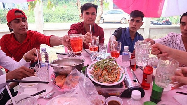 Bất ngờ, nhiều đàn ông rủ nhau uống nước lọc, coca trong các bữa tiệc bat ngo nhieu dan ong ru nhau uong nuoc loc coca trong cac bua tiec
