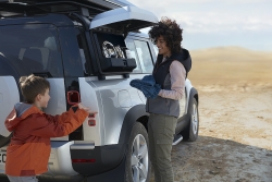 bo doi mau xe land rover defender moi giai cuu xe tai nang 20 tan den noi an toan