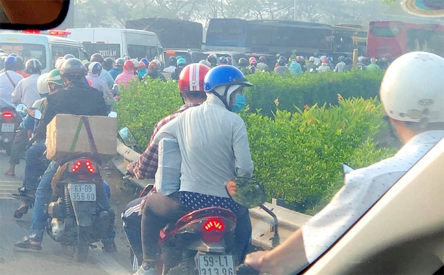 Đường xá, bến xe kẹt cứng vì dòng người về quê đón Tết duong xa ben xe ket cung nguoi dan met moi ve que don tet
