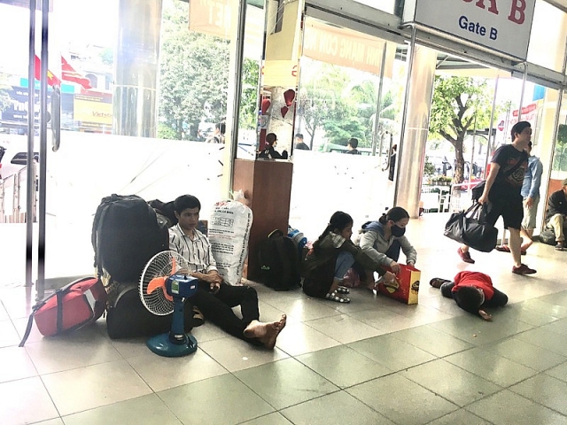 Đường xá, bến xe kẹt cứng vì dòng người về quê đón Tết duong xa ben xe ket cung nguoi dan met moi ve que don tet