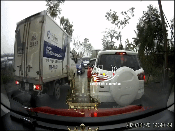 video ong tay may man thoat gam xe tai sau cu be lai xuat than giua pho hai phong