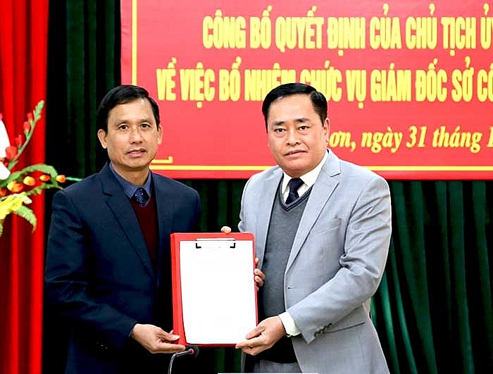 Ông Hồ Tiến Thiệu, Phó Bí thư Tỉnh ủy, Chủ tịch UBND tỉnh Lạng Sơn trao quyết định cho ông Nguyễn Đình Đại (Ảnh: Báo Lạng Sơn) Ông Hồ Tiến Thiệu, Phó Bí thư Tỉnh ủy, Chủ tịch UBND tỉnh Lạng Sơn trao quyết định cho ông Nguyễn Đình Đại (Ảnh: Báo Lạng Sơn)
