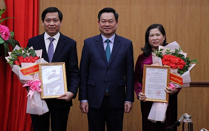 Bà Phương Thị Thanh, ông Nguyễn Long Hải nhận quyết định (Ảnh: VGP) Bà Phương Thị Thanh, ông Nguyễn Long Hải nhận quyết định (Ảnh: VGP)