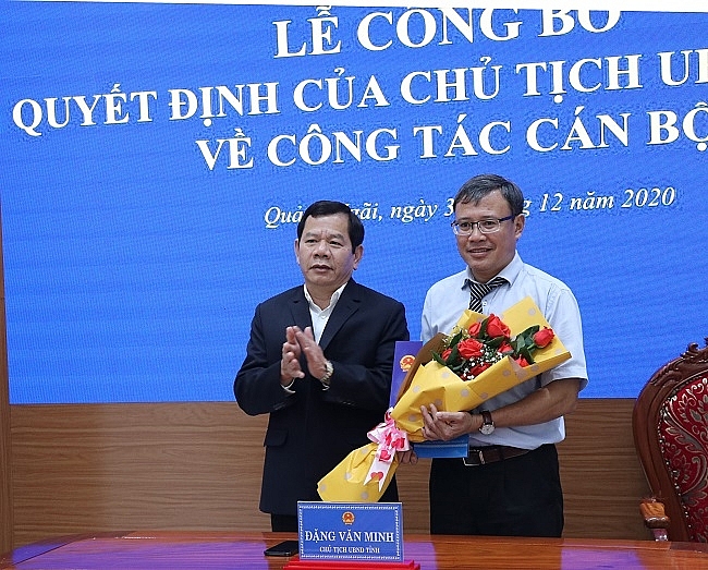 Ông Nguyễn Anh Nam nhận quyết định bổ nhiệm (Ảnh: Cổng TTĐT tỉnh Quảng Ngãi) Ông Nguyễn Anh Nam nhận quyết định bổ nhiệm (Ảnh: Cổng TTĐT tỉnh Quảng Ngãi)