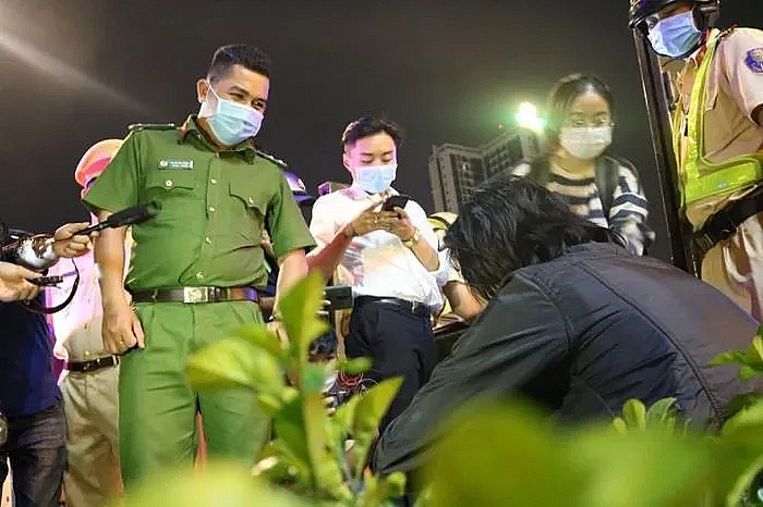 Nam thanh niên cho biết sẽ đi tự tử vì bị vợ bỏ (Ảnh: VTCNews) Nam thanh niên cho biết sẽ đi tự tử vì bị vợ bỏ (Ảnh: VTCNews)