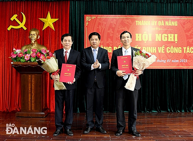 Ông Phạm Tấn Xử và ông Nguyễn Hữu Lợi nhận quyết định điều động, bổ nhiệm Ông Phạm Tấn Xử và ông Nguyễn Hữu Lợi nhận quyết định điều động, bổ nhiệm