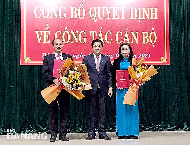 Ông Lương Nguyễn Minh Triết trao quyết định cho ông Lê Quang Nam và bà Phan Thị Thúy Linh Ông Lương Nguyễn Minh Triết trao quyết định cho ông Lê Quang Nam và bà Phan Thị Thúy Linh