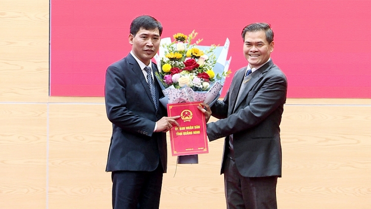Ông Bùi Văn Khắng, Phó Chủ tịch UBND tỉnh trao quyết định cho ông Nguyễn Tiến Dũng (Ảnh: Báo Quảng Ninh) Ông Bùi Văn Khắng, Phó Chủ tịch UBND tỉnh trao quyết định cho ông Nguyễn Tiến Dũng (Ảnh: Báo Quảng Ninh)