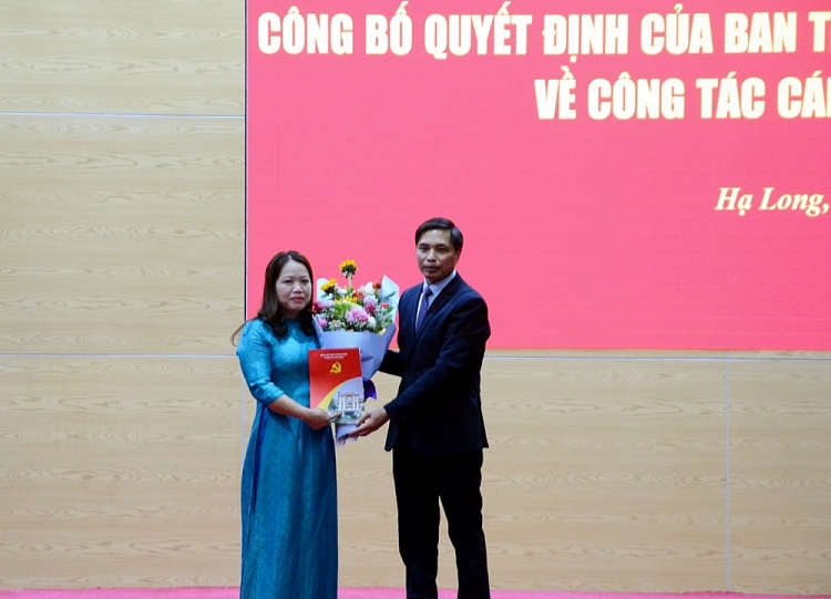 Bà Đặng Thị Yến nhận quyết định (Ảnh: Báo Quảng Ninh) Bà Đặng Thị Yến nhận quyết định (Ảnh: Báo Quảng Ninh)