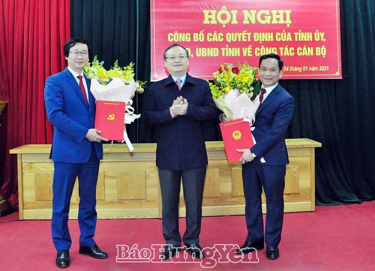 Bí thư Tỉnh ủy Đỗ Tiến Sỹ trao quyết định cho đồng chí Nguyễn Bật Khánh và đồng chí Trần Chu Đức (Ảnh: Báo Hưng Yên) Bí thư Tỉnh ủy Đỗ Tiến Sỹ trao quyết định cho đồng chí Nguyễn Bật Khánh và đồng chí Trần Chu Đức (Ảnh: Báo Hưng Yên)