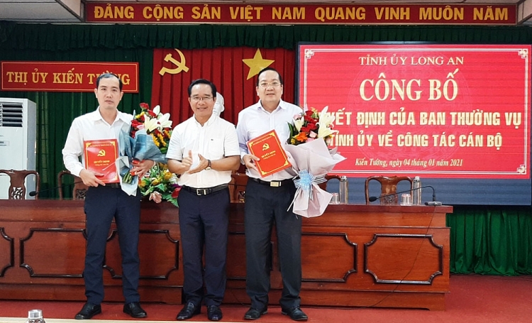Ông Nguyễn Minh Lâm và ông Phạm Xuân Bách nhận quyết định (Ảnh: Báo Long An) Ông Nguyễn Minh Lâm và ông Phạm Xuân Bách nhận quyết định (Ảnh: Báo Long An)