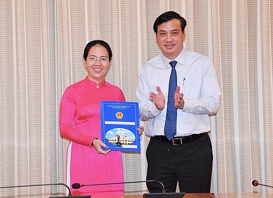 Phó Chủ tịch UBND TP.HCM Lê Hòa Bình trao quyết định cho bà Nguyễn Thị Bé Ngoan (Ảnh: VIỆT DŨNG/SGGP) Phó Chủ tịch UBND TP.HCM Lê Hòa Bình trao quyết định cho bà Nguyễn Thị Bé Ngoan (Ảnh: VIỆT DŨNG/SGGP)