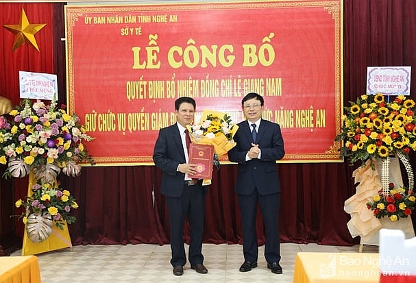 Ông Bùi Đình Long trao quyết định bổ nhiệm cho ông Lê Giang Nam (Ảnh: Báo Nghệ An) Ông Bùi Đình Long trao quyết định bổ nhiệm cho ông Lê Giang Nam (Ảnh: Báo Nghệ An)