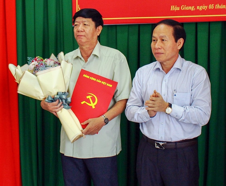 Bí thư Tỉnh ủy Lê Tiến Châu (phải) trao quyết định cho ông Lê Văn Tông (Ảnh: Báo Hậu Giang) Bí thư Tỉnh ủy Lê Tiến Châu (phải) trao quyết định cho ông Lê Văn Tông (Ảnh: Báo Hậu Giang)