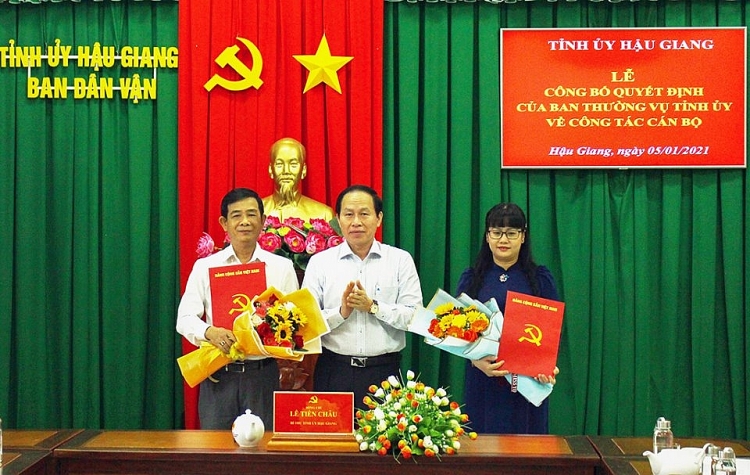 Ông Sầm Hoàng Minh và bà Nguyễn Thị Thùy Linh nhận quyết định (Ảnh: Báo Hậu Giang) Ông Sầm Hoàng Minh và bà Nguyễn Thị Thùy Linh nhận quyết định (Ảnh: Báo Hậu Giang)