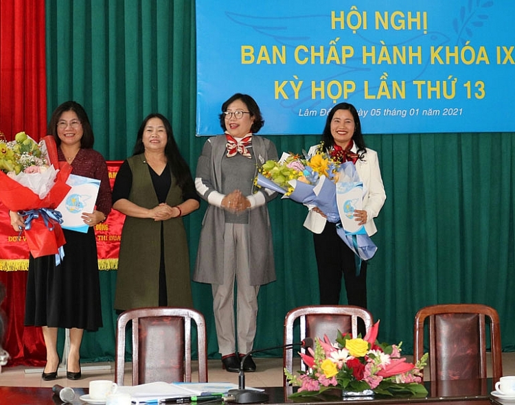 Lãnh đạo tỉnh Lâm Đồng trao quyết định cho 2 cán bộ (Ảnh: Báo Lâm Đồng) Lãnh đạo tỉnh Lâm Đồng trao quyết định cho 2 cán bộ (Ảnh: Báo Lâm Đồng)