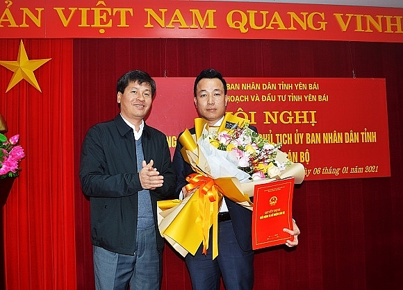 Ông Đỗ Xuân Thủy nhận quyết định điều động, bổ nhiệm (Ảnh: Cổng TTĐT Yên Bái) Ông Đỗ Xuân Thủy nhận quyết định điều động, bổ nhiệm (Ảnh: Cổng TTĐT Yên Bái)