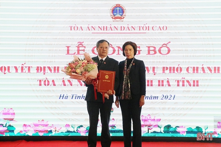 Phó Vụ trưởng Vụ Tổ chức - cán bộ TAND tối cao Đào Tú Hoa trao quyết định cho ông Nguyễn Hà Ngân Phó Vụ trưởng Vụ Tổ chức - cán bộ TAND tối cao Đào Tú Hoa trao quyết định cho ông Nguyễn Hà Ngân
