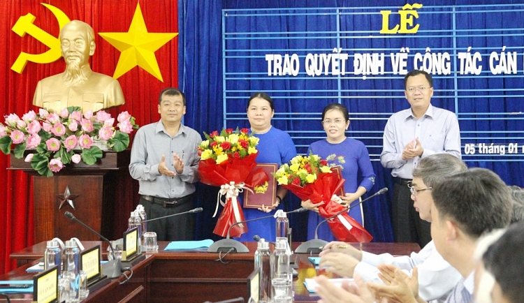 Bà Nguyễn Thị Kim Quyên và bà Lâm Thị Kim Chi nhận quyết định (Ảnh: Cổng TTĐT Quốc hội) Bà Nguyễn Thị Kim Quyên và bà Lâm Thị Kim Chi nhận quyết định (Ảnh: Cổng TTĐT Quốc hội)