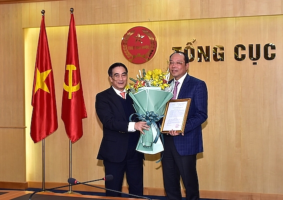 Ông Vũ Xuân Bách nhận quyết định bổ nhiệm (Ảnh: Trang TTĐT Tổng cục Thuế_