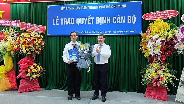 PGS, TS. Nguyễn Văn Y nhận quyết định bổ nhiệm (Ảnh: SGGP)