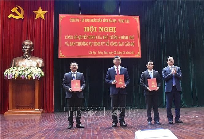 Bí thư Tỉnh ủy Bà Rịa - Vũng Tàu Phạm Viết Thanh trao quyết định cho ông Nguyễn Công Vinh