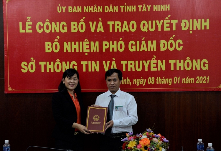 Bà Nguyễn Đài Thy trao quyết định bổ nhiệm cho ông Nguyễn Trung Hiếu (Ảnh: Báo Tây Ninh) Bà Nguyễn Đài Thy trao quyết định bổ nhiệm cho ông Nguyễn Trung Hiếu (Ảnh: Báo Tây Ninh)