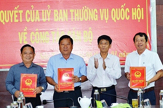 Các cán bộ tỉnh Sóc Trăng nhận quyết định (Ảnh: VGP) Các cán bộ tỉnh Sóc Trăng nhận quyết định (Ảnh: VGP)